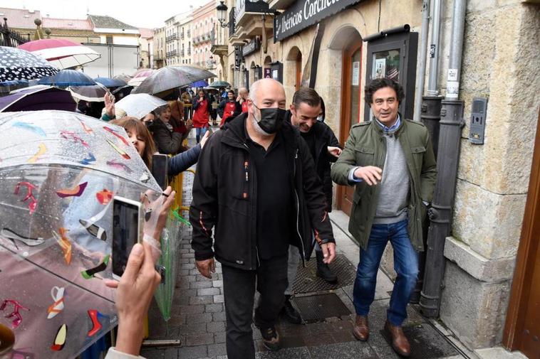 Pepe Rodríguez pasea por las calles de Ciudad Rodrigo