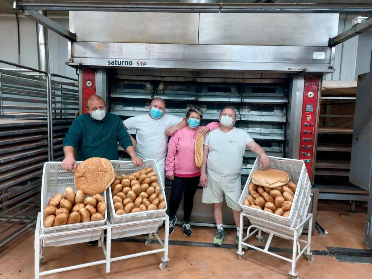 Los hermanos Carlos, Seve, Rosa y Miguel Fraile mostrando su trabajo como panaderos en Valverdón.