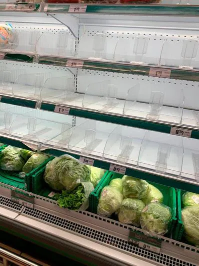 Lineal de verduras prácticamente vacío este miércoles en un supermercado de la ciudad