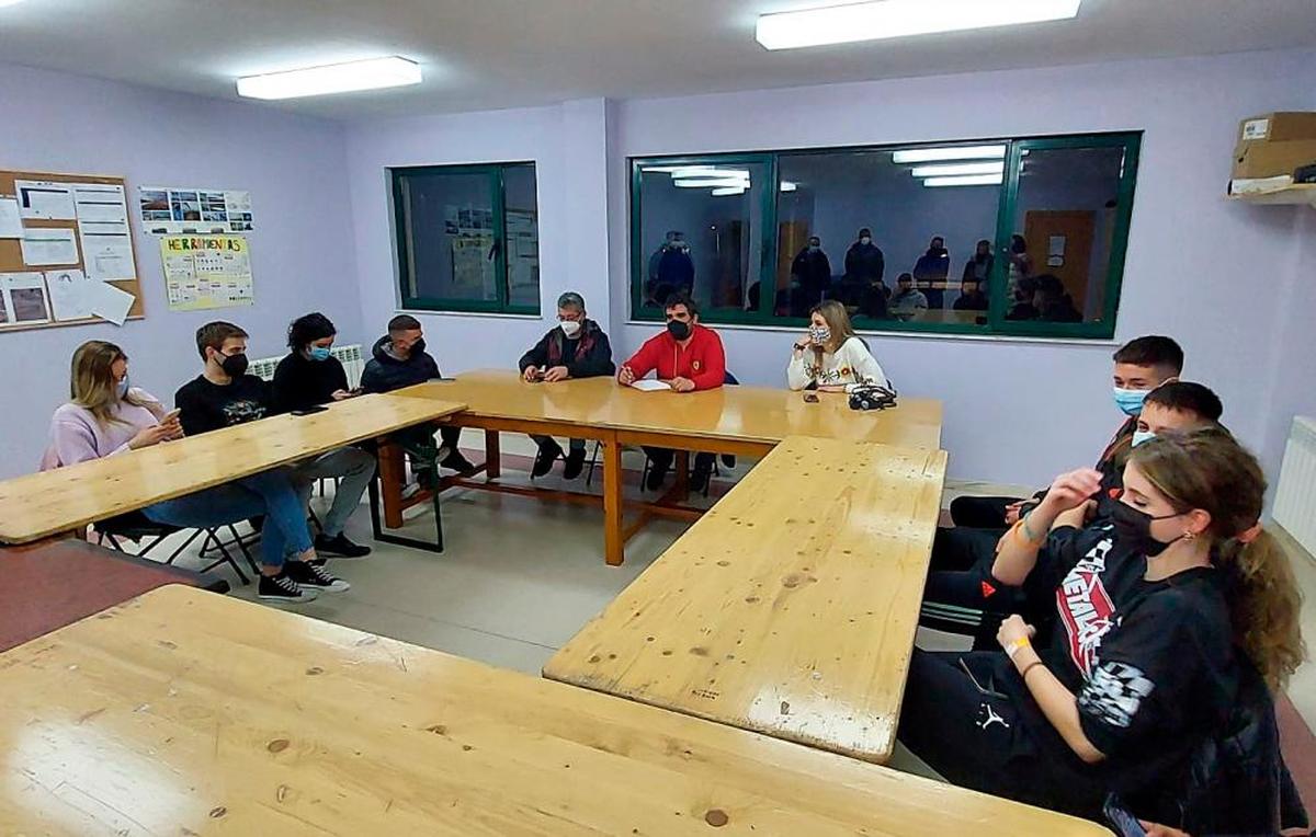 Representantes del Consistorio y jóvenes de Doñinos en la reunión