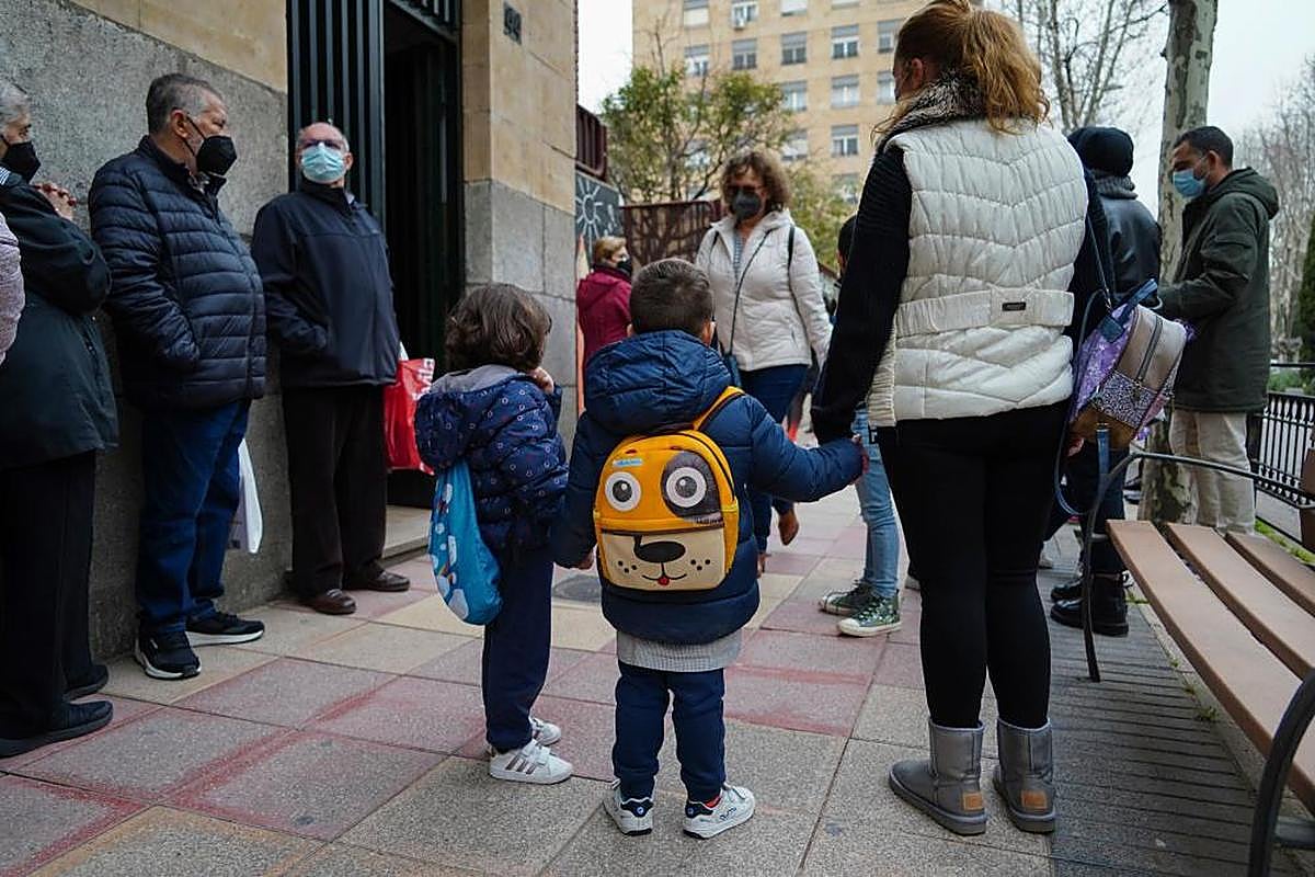 Dos escolares a la salida del colegio