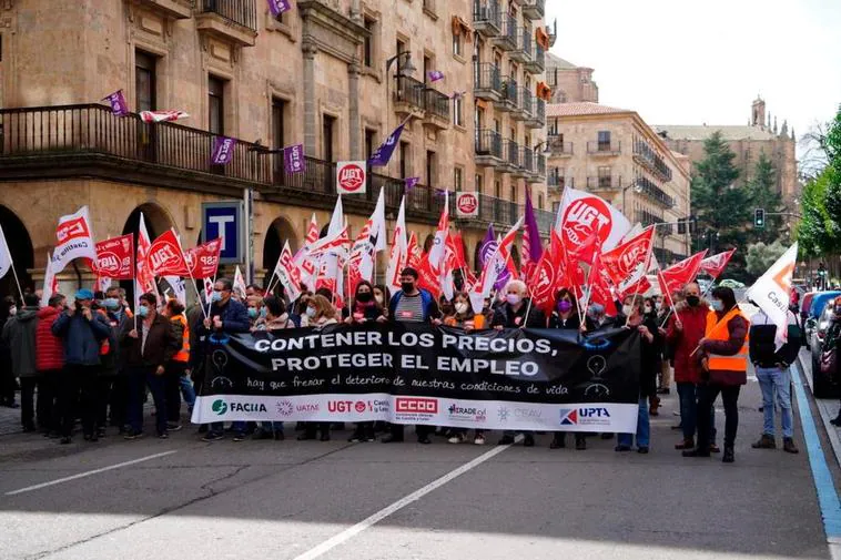 Protesta de los sindicatos en al Gran Vía de Salamanca.