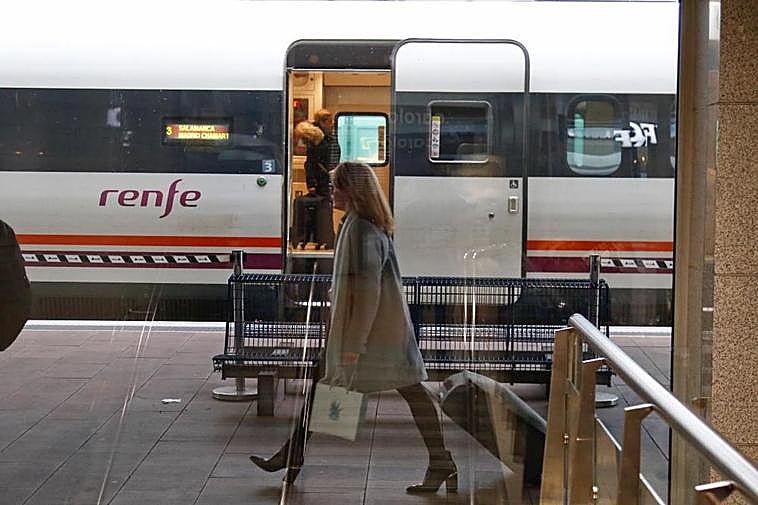 Un tren Alvia en la estación de Salamanca