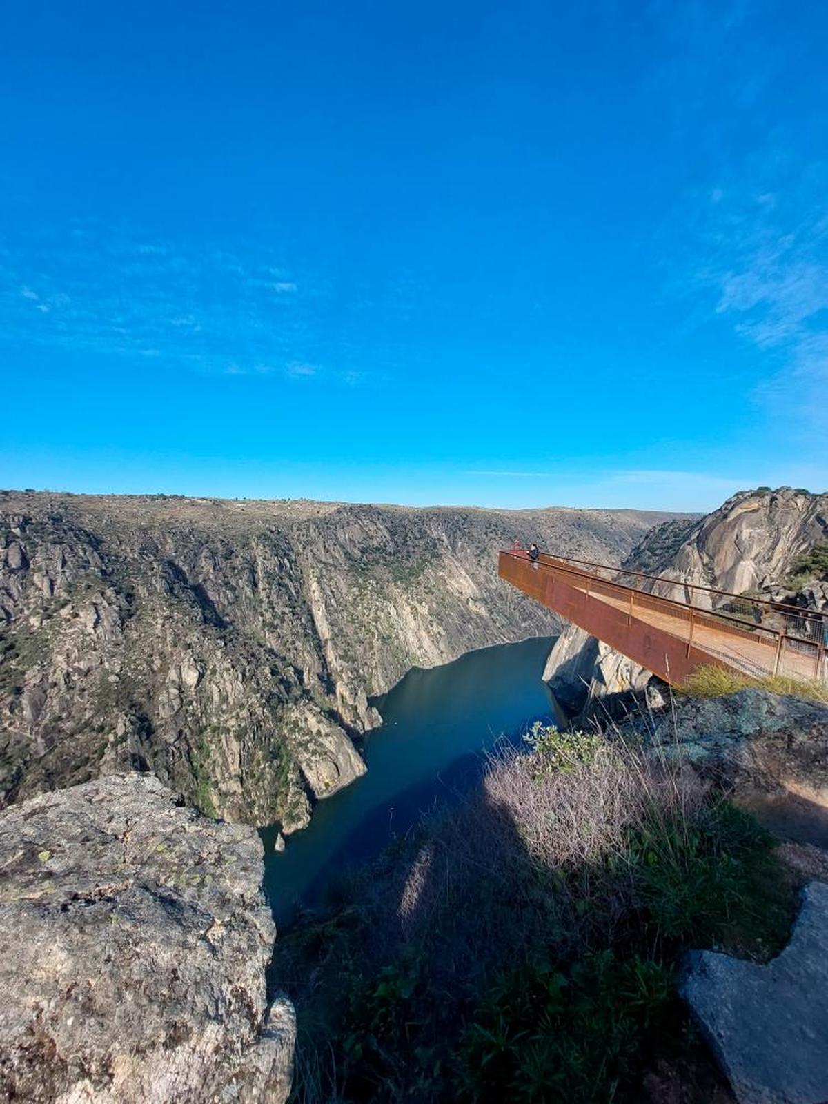 Espectacular visión del voladizo del nuevo Mirador del Fraile de Aldeadávila de la Ribera