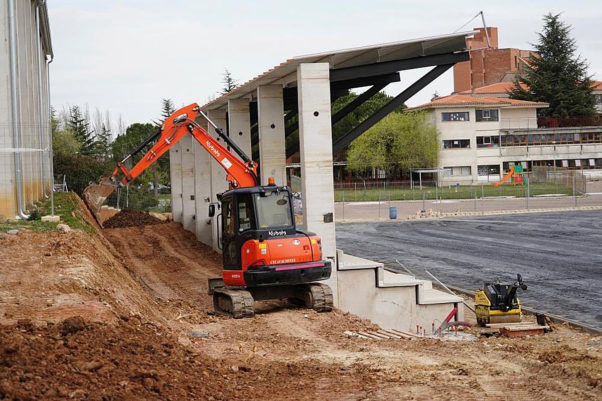 Una máquina avanza en las obras del Reina Sofía