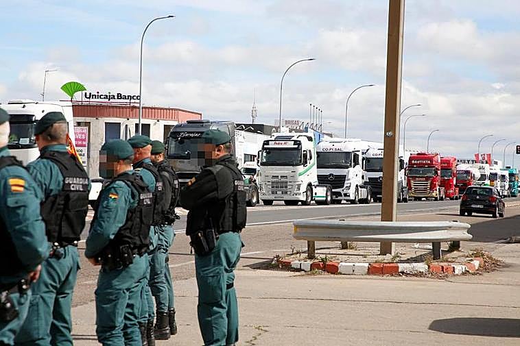 Agentes de la Guardia Civil, durante la marcha lenta protagonizada por los transportistas el miércoles.