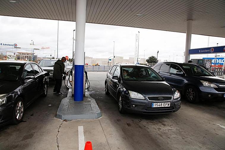 Conductores repostando en una estación de servicio de Salamanca