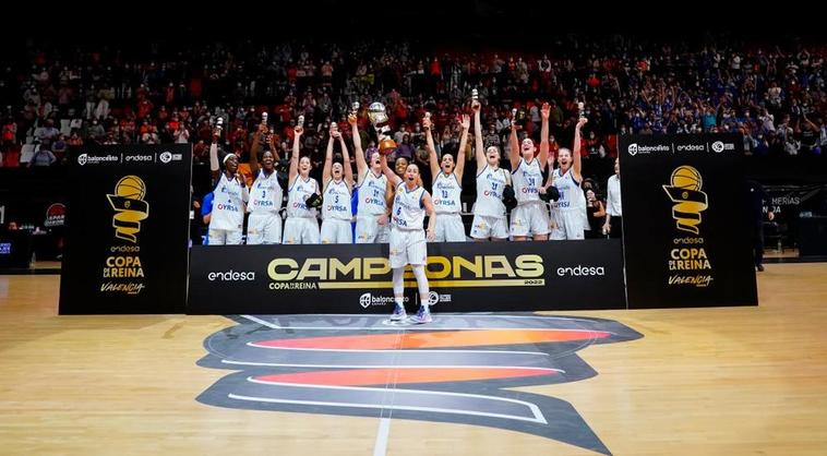 Celebración de las jugadoras de Avenida.