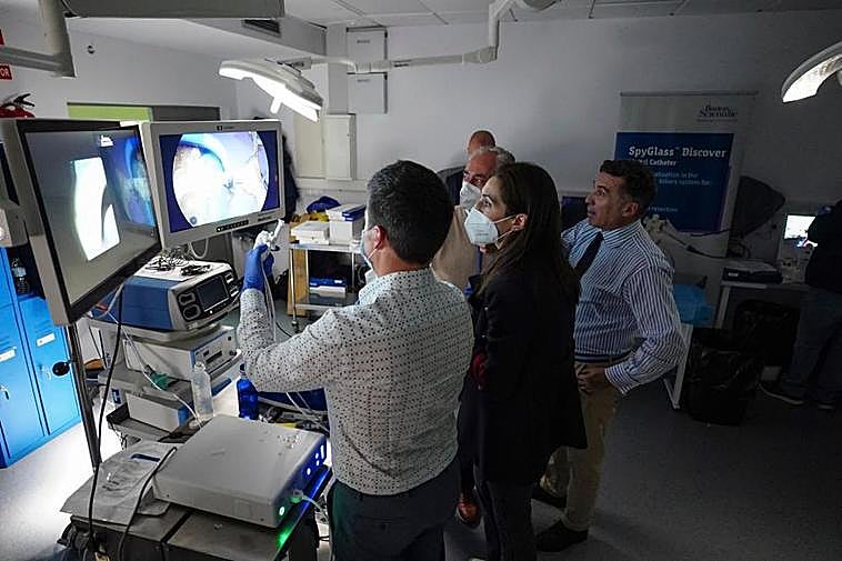 El doctor Martínez Isla -derecha- supervisa los ensayos realizados en la Facultad de Medicina.