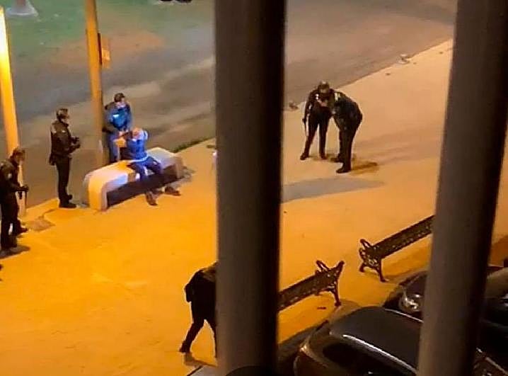 Imagen de la detención del hombre en Rincón de la Victoria