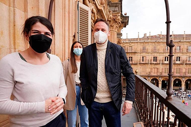 Raquel Romo, Ester García y Roberto Íñiguez, en el balcón