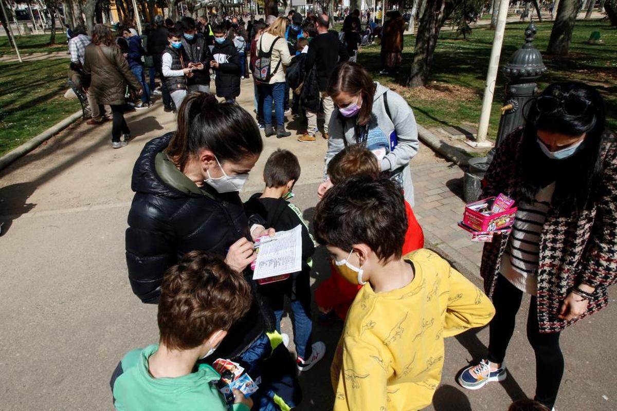 Los niños, acompañados de sus padres y abuelos intercambian los cromos en La Alamedilla.