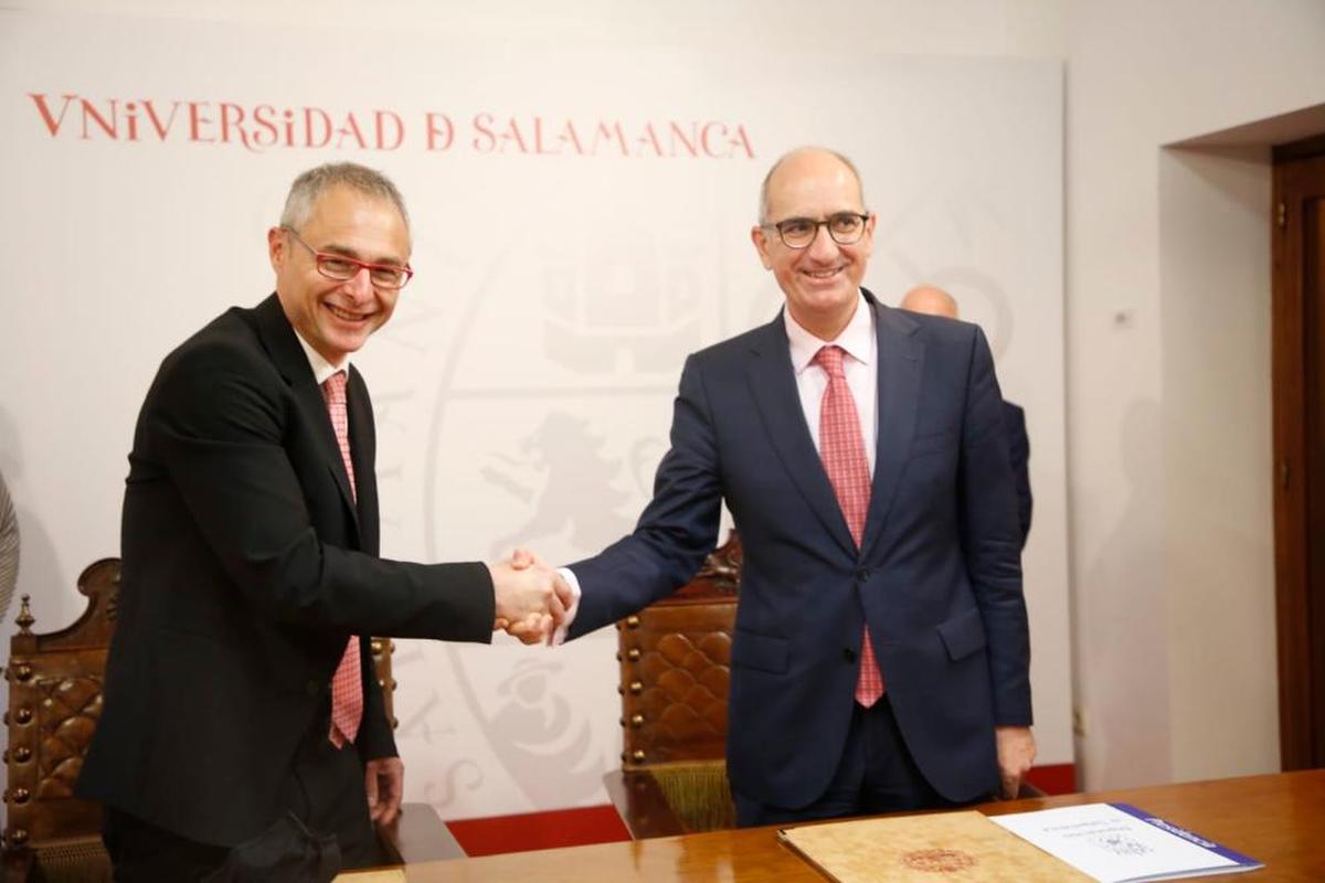 Ricardo Rivero, rector de la Universidad de Salamanca, y Javier Iglesias, presidente de la Diputación