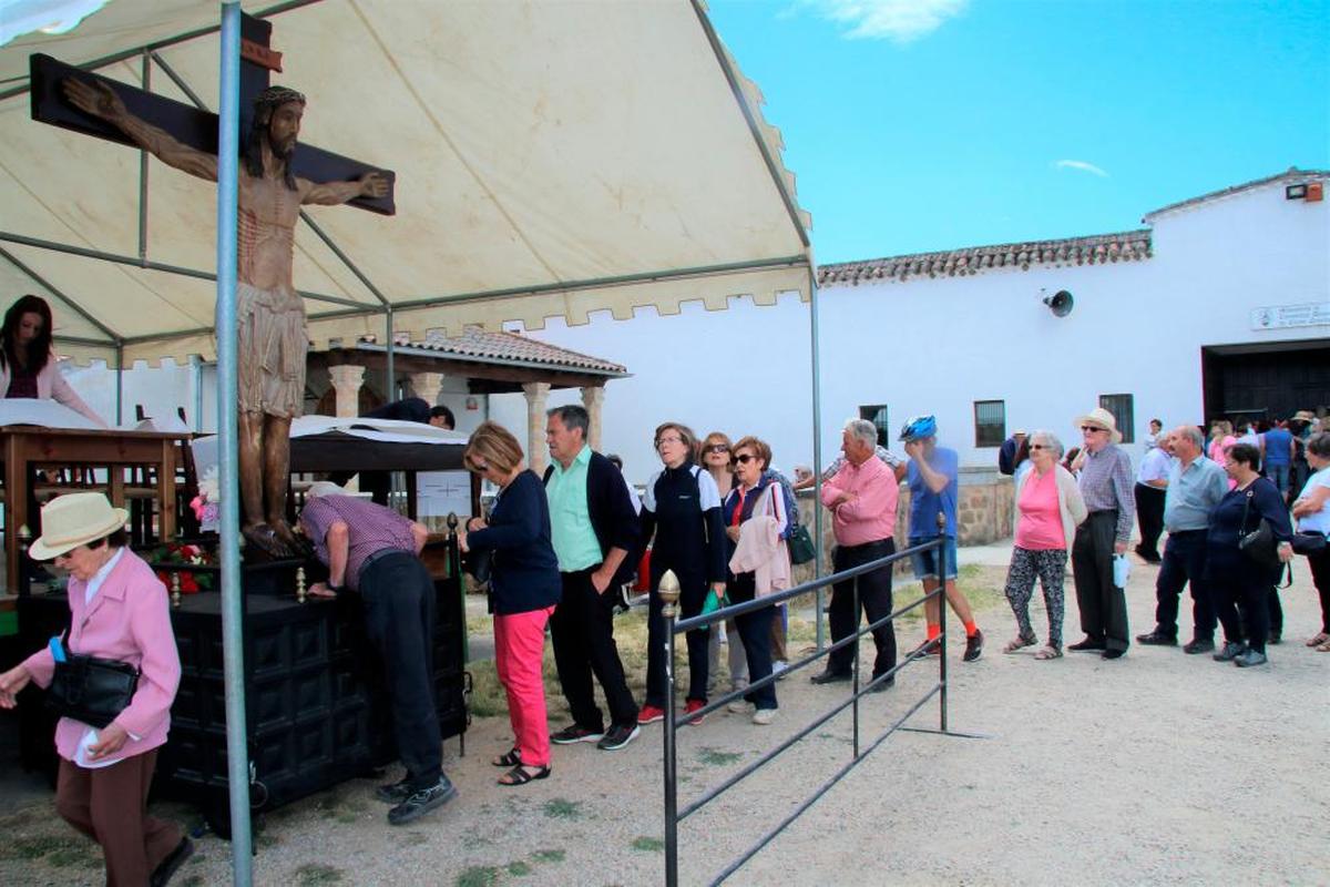 El último gran besapiés celebrado en honor al Cristo de Cabrera, en junio de 2019.