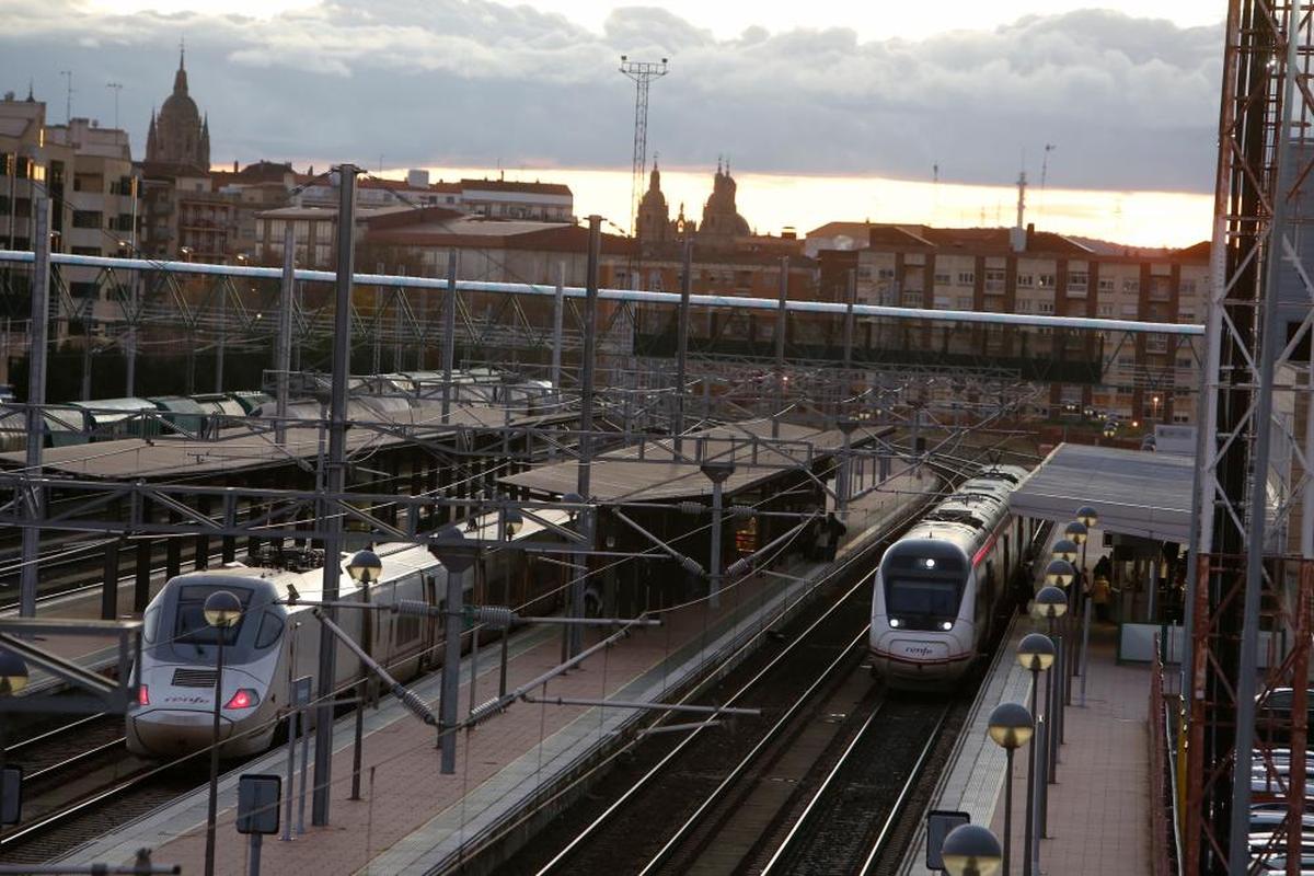 Un Alvia en la estación de Salamanca con la Clerecía al fondo