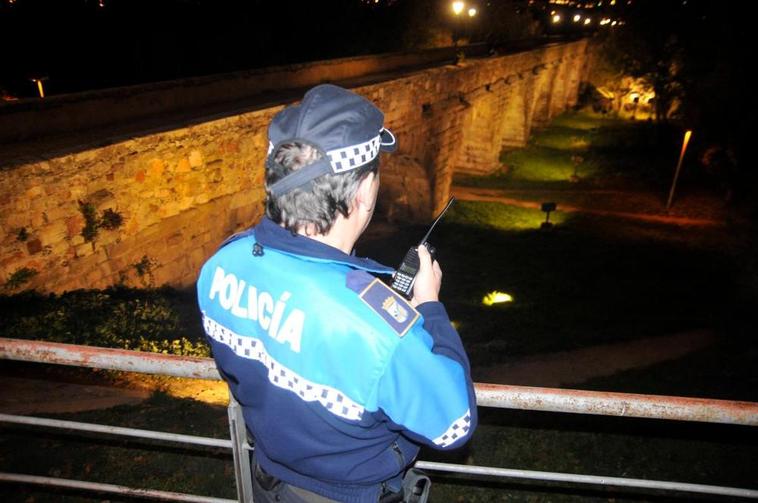 Un agente de la Policía local vigila de noche el Puente Romano en una imagen de archivo