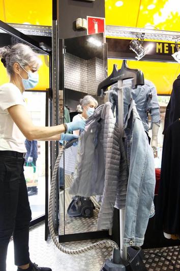 Una dependienta, durante su trabajo en la tienda de ropa de Salamanca