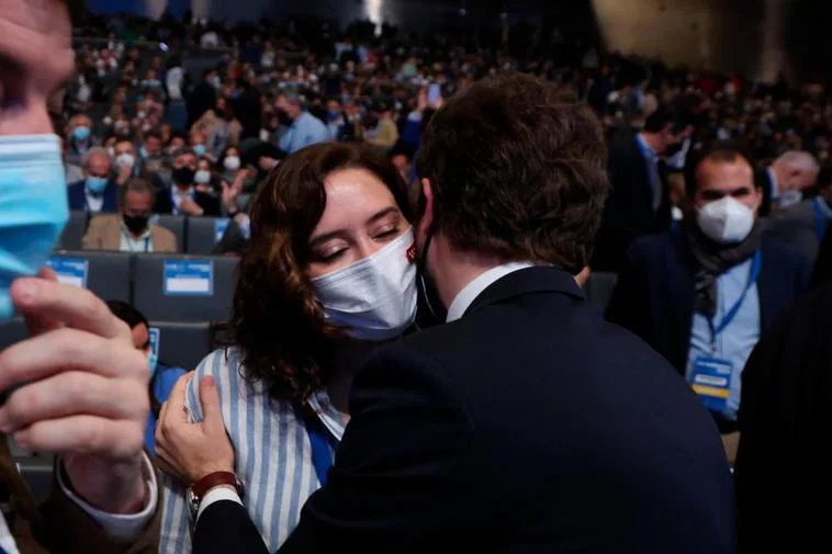 Ayuso y Casado se besan en el congreso del PP