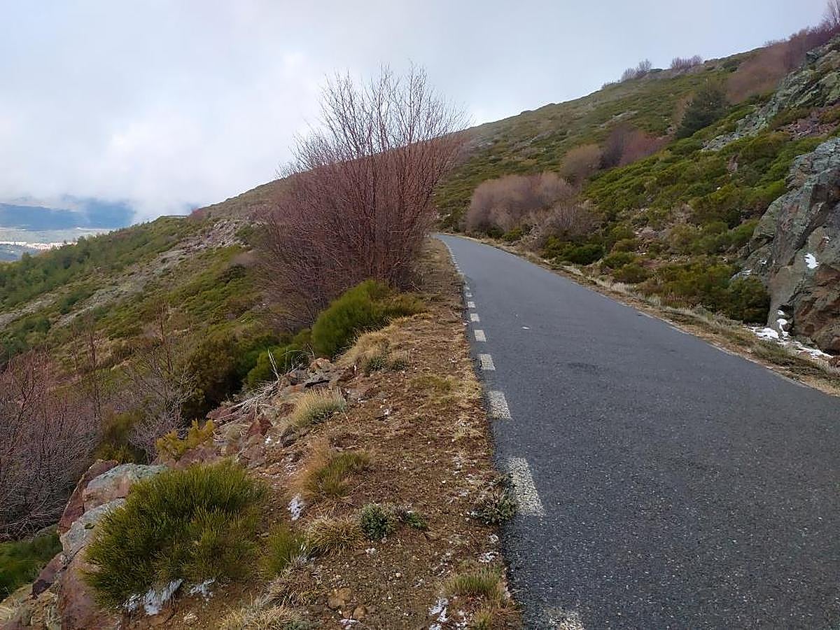 Imagen de uno de los tramos de carretera con gran desnivel y sin quitamiedos