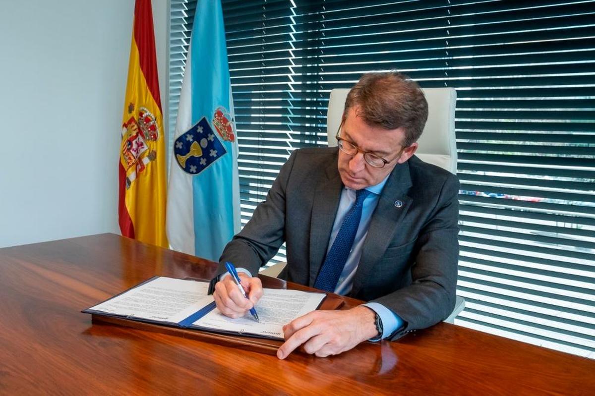 Alberto Nuñez Feijóo firmando el acta de dimisión.