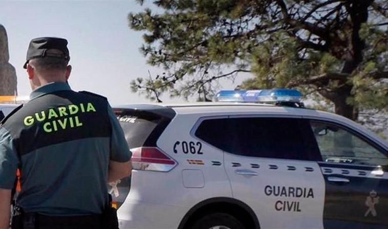 Agente y vehículo de la Guardia Civil