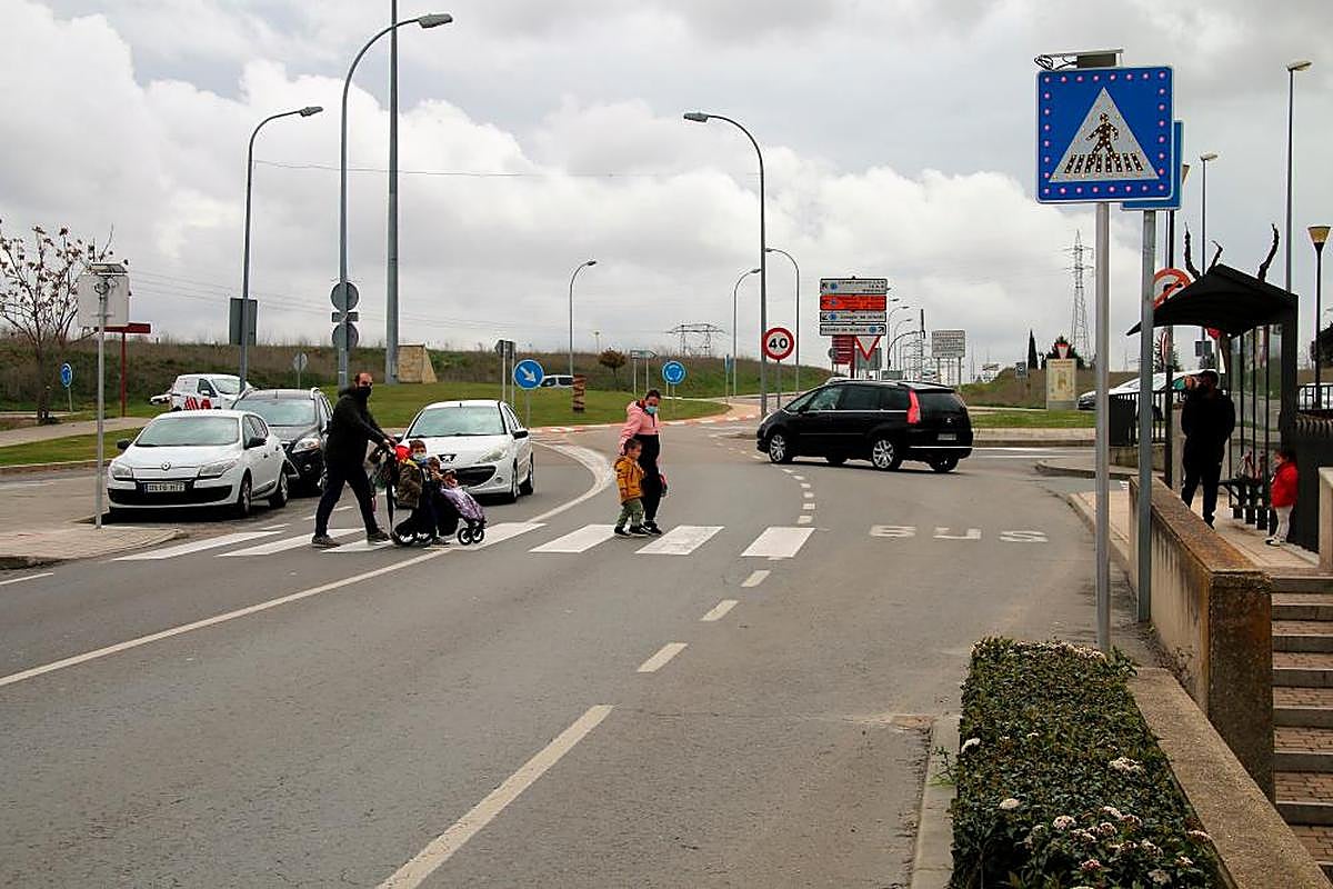 La nueva señalización luminosa de los pasos de peatones en Villamayor, en la zona de los colegios.