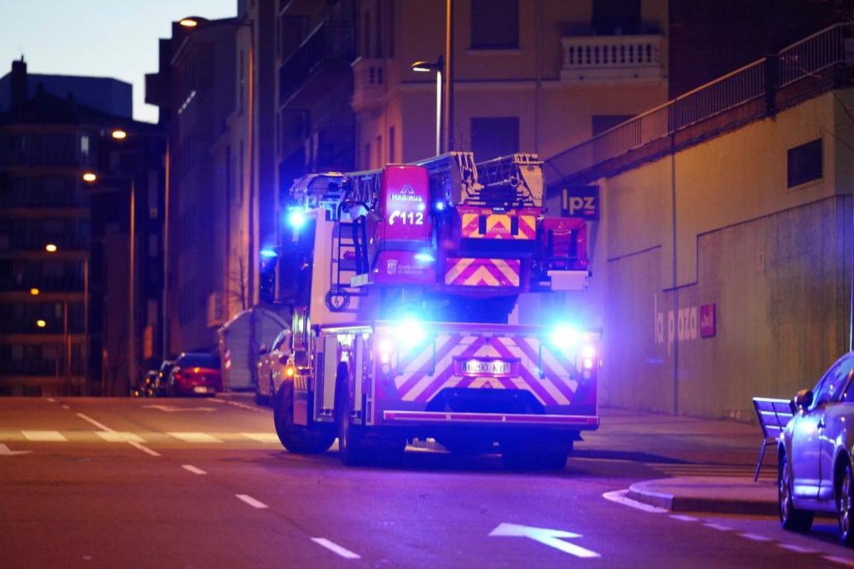 Los bomberos y la Policía tuvieron que acudir la pasada noche a la calle El Greco