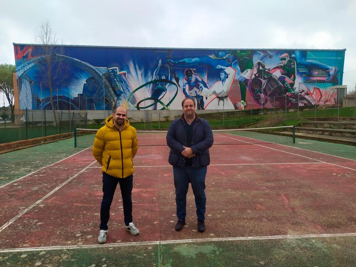 El concejal de Deportes, Carlos Arasa, y el alcalde de Guijuelo, Roberto Martín, presentaron el mural de Daniel Martín ya terminado