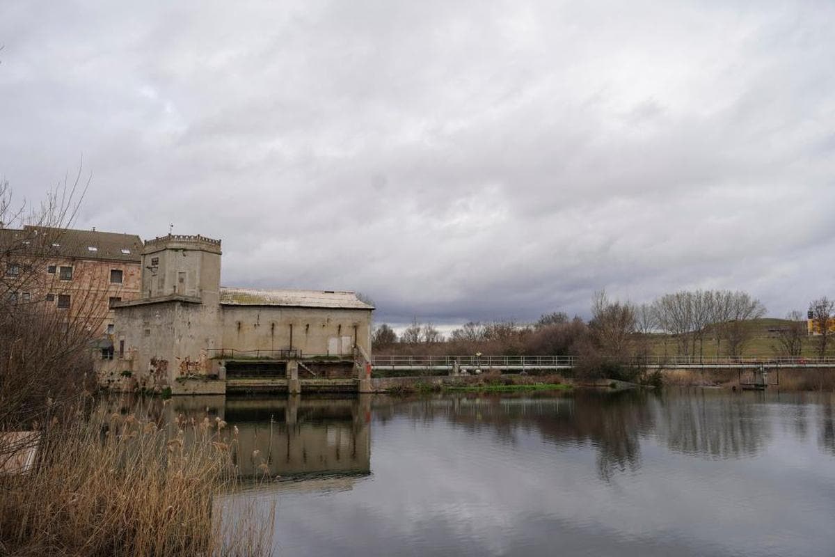 La construcción que el Ayuntamiento quería convertir en centro de interpretación del río, en un estado ruinoso y totalmente abandonada.