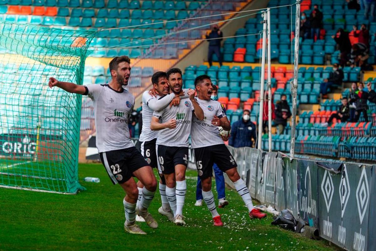 Euforia con el gol de Diego Benito en la segunda mitad del parido contra Navalcarnero.