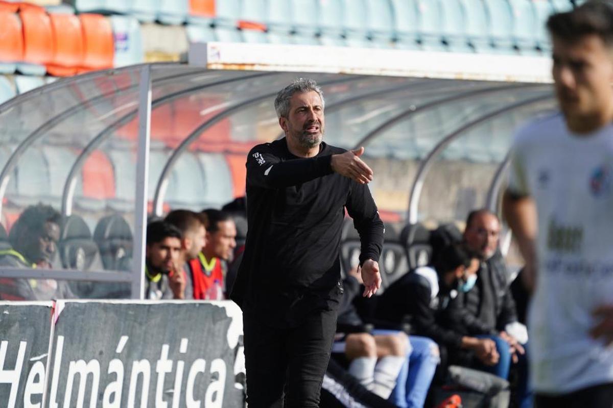 María Hernández, entrenador del Salamanca, en el estadio Helmántico.