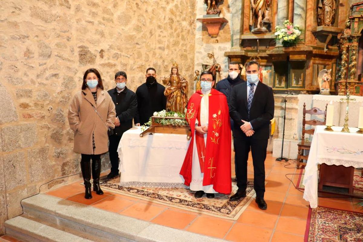 El padre Henry, junto a las autoridades locales de San Esteban de la Sierra en la pasada fiesta de Santa Águeda