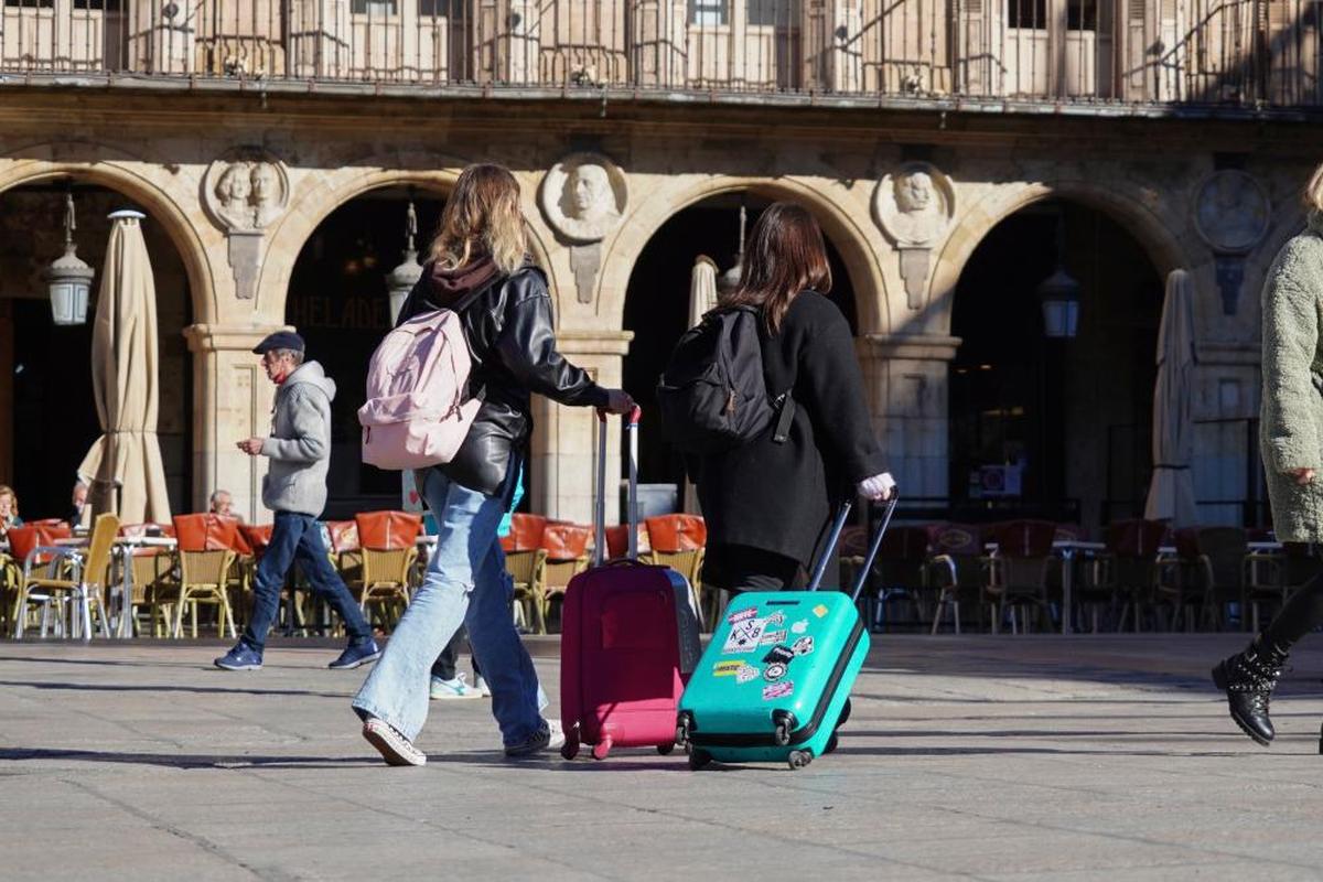 Turistas con maletas en el centro de Salamanca.