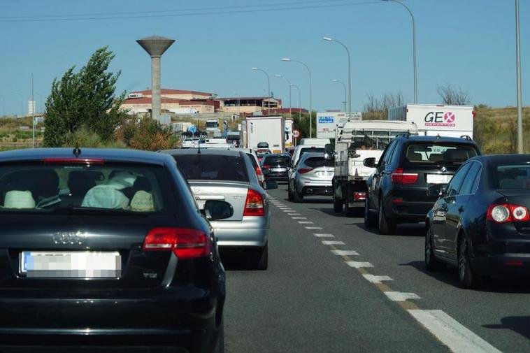 Tráfico en el acceso a la carretera de Vitigudino.