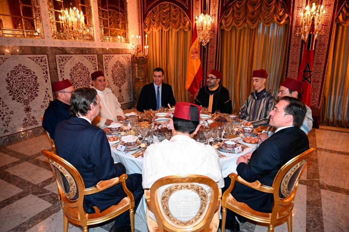 Un momento de la cena que han mantenido Pedro Sánchez y el rey Mohamed VI