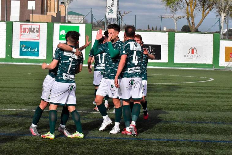 Los jugadores del Guijuelo celebran un gol esta temporada