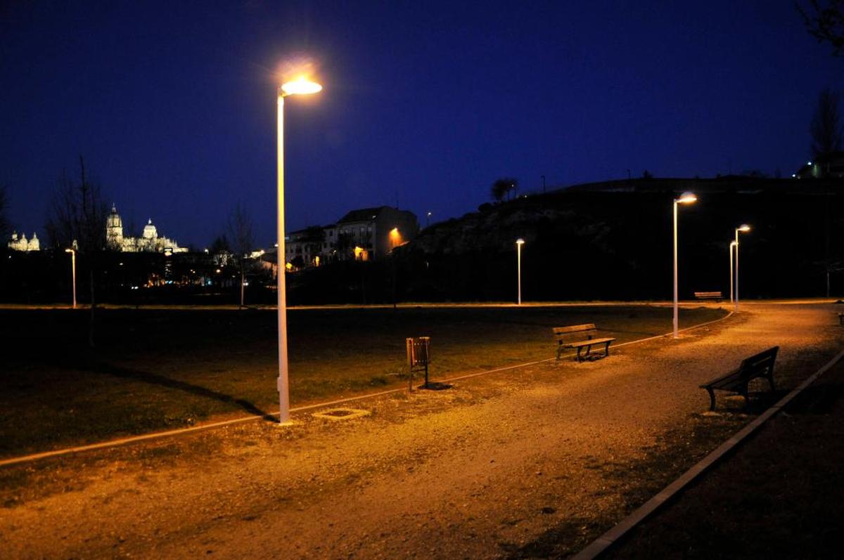 Alumbrado público con las catedrales al fondo