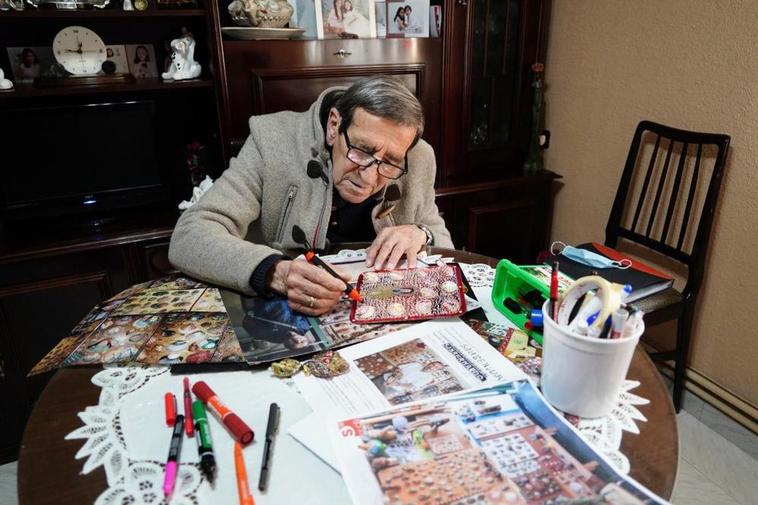 Eliseo Blanco pintando una de sus últimas conchas traída de O Grove.