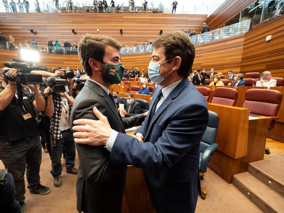 García-Gallardo y Fernández Mañueco se abrazan durante el debate de investidura