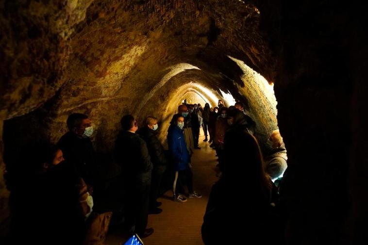 Visita por una de las galerías del Pozo de Nieve