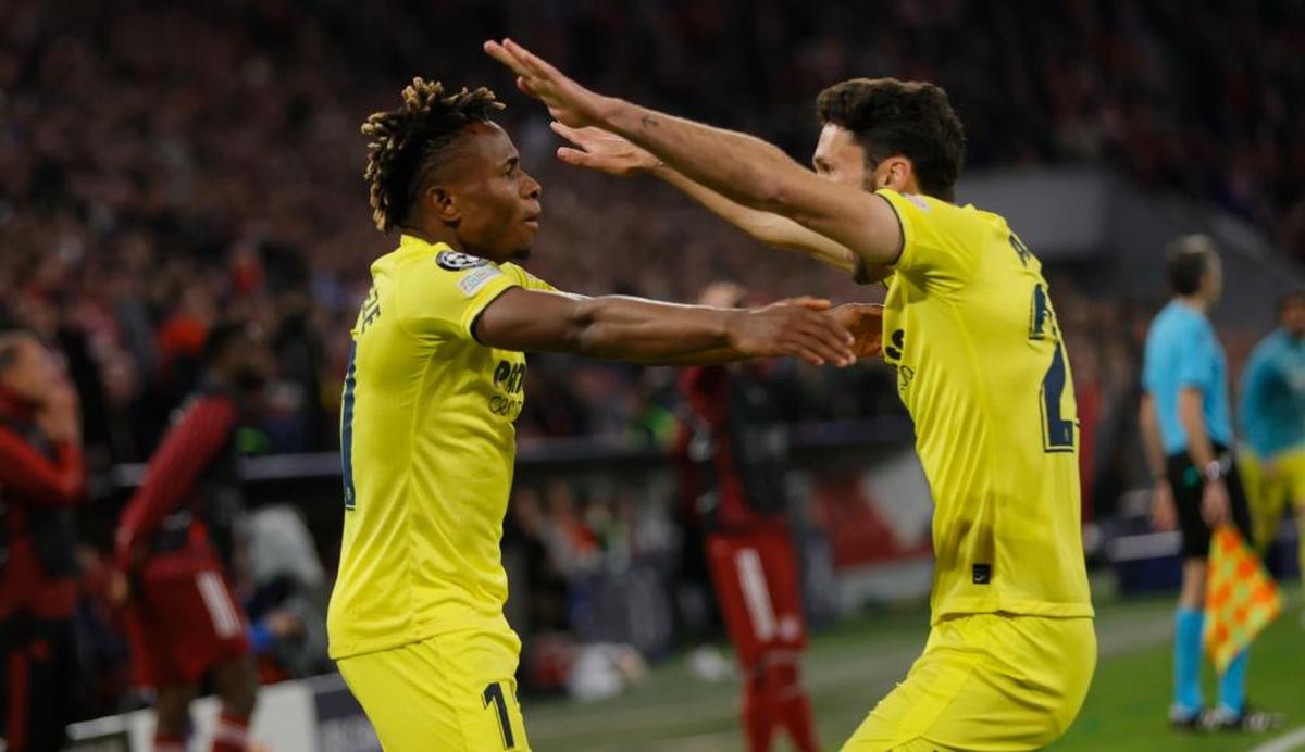 Samue Chukwueze celebra el gol del pase ante el Bayern con su compañero Alfonso Pedraza.