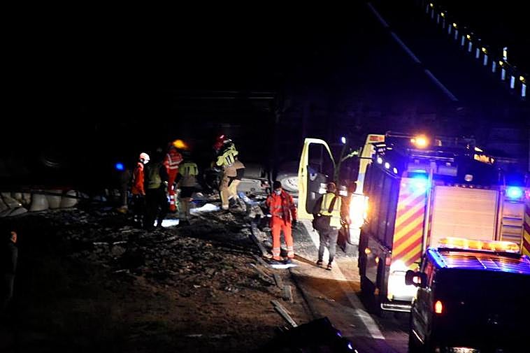 Los equipos de emergencia en el lugar del accidente