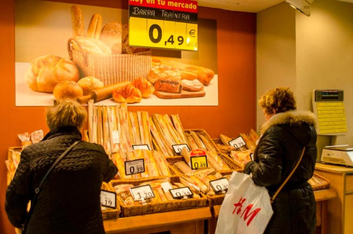 Dos mujeres hace la compra en un supermercado