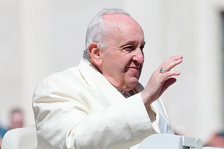 El Papa Francisco saluda a los fieles católicos