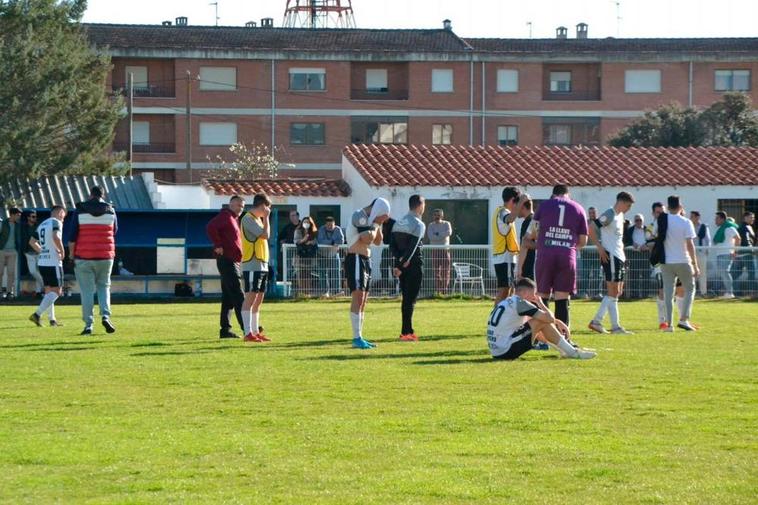 Los jugadores del Ciudad Rodrigo lamentan su descenso