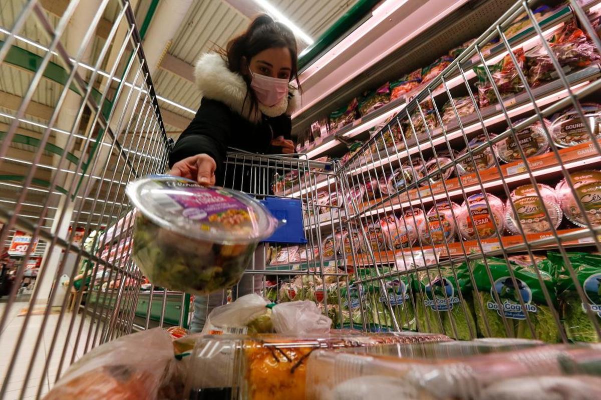 Una joven llena su carro de la compra en un hipermercado de Salamanca