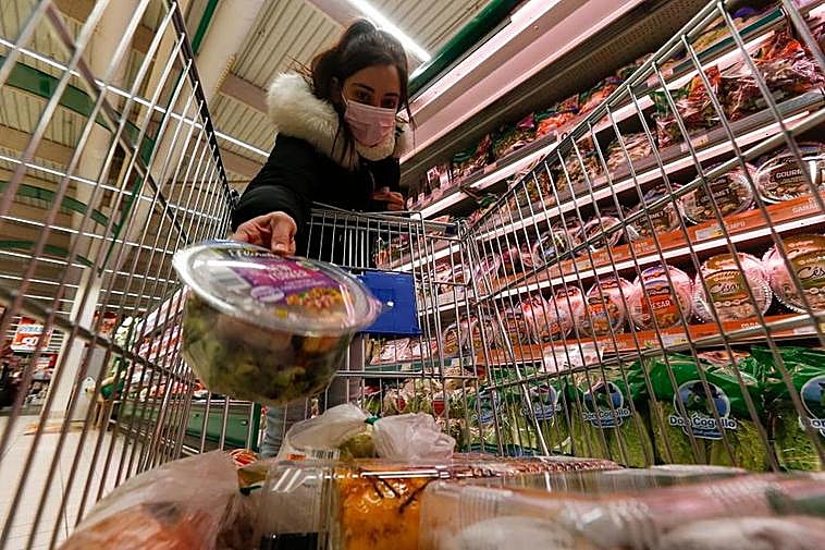 Una joven llena su carro de la compra en un hipermercado de Salamanca