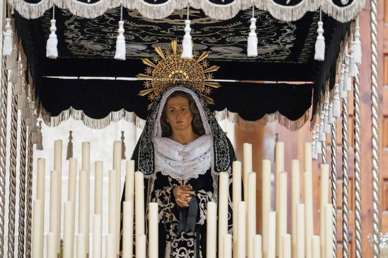 Imagen de Nuestra Señora de la Soledad bajo el palio