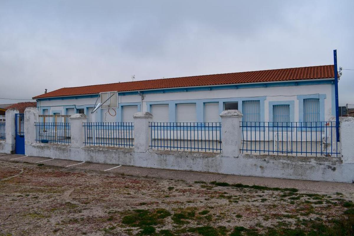 Edificio de las escuelas de la localidad de Garcihernández que tuvo que ser cerrado este curso por falta de alumnos.