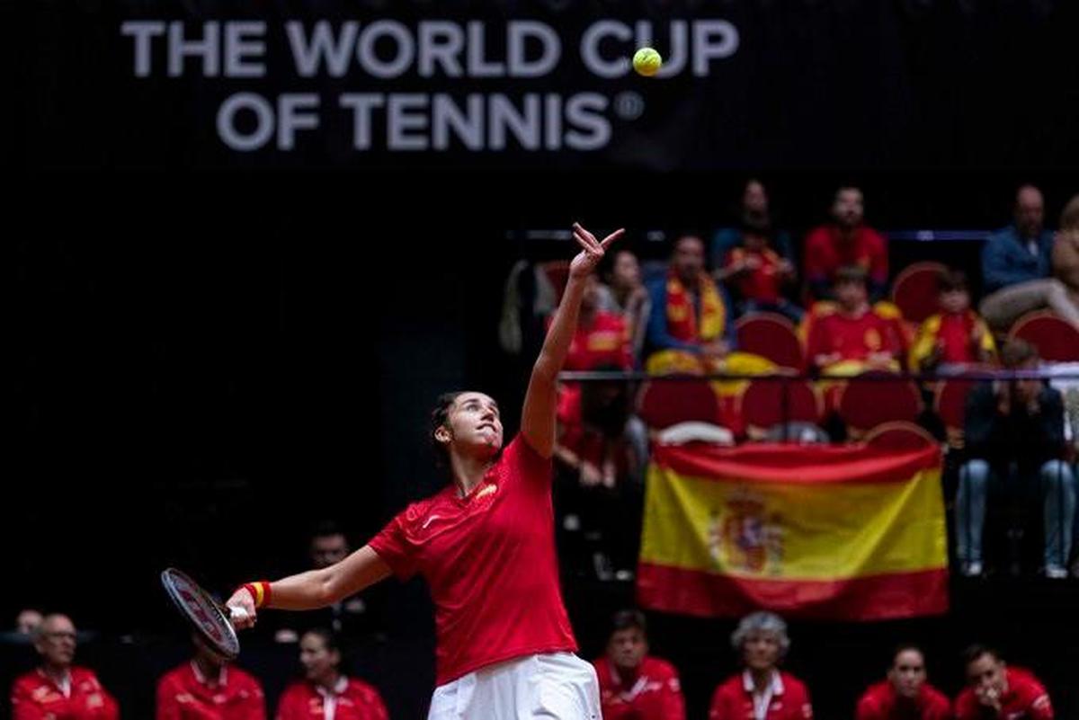 Sara Sorribes realiza un saque durante su partido ante Arantxa Rus